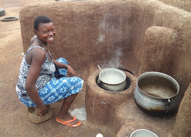 Femme faisant la cuisine sur le foyer économique Wanrou femme_faisant_cuisine_avec_foyer_wanrou_region_de_la_pendjari.jpg