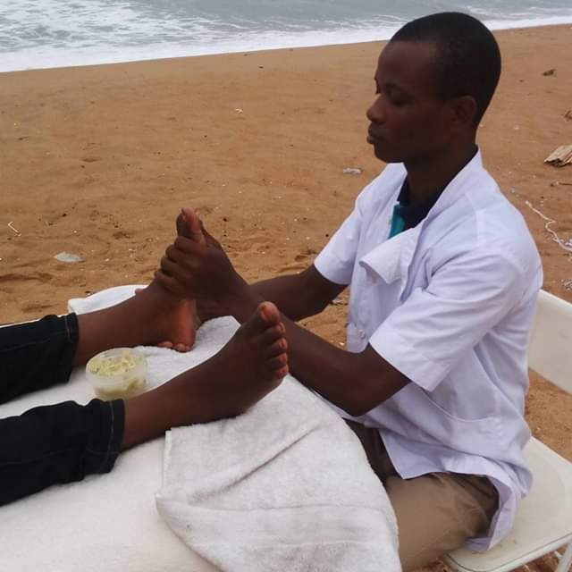 Séance de massage certains soirs par un spécialiste massage_route_des_peches_velo_benin_ouidah_voyages_ecobenin_4_.jpg