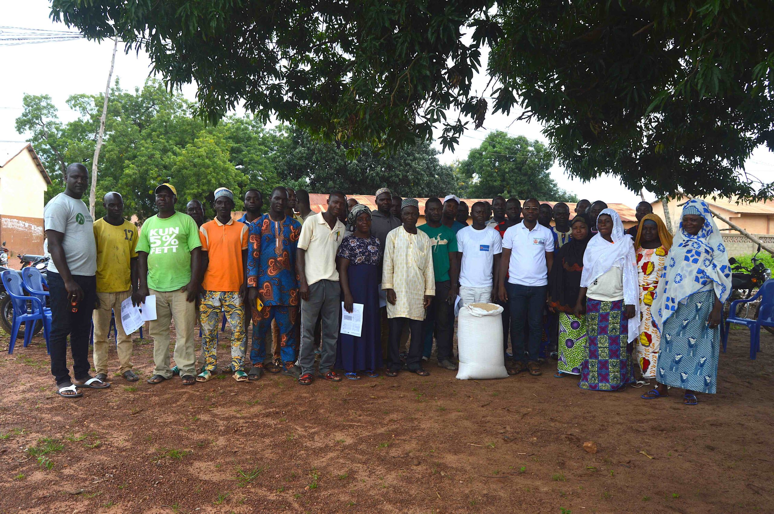 Lire la suite à propos de l’article Cultures résilientes, Eco-Benin fait un don d’une tonne de semences de sésame aux communautés bénéficiaires des foyers Wanrou