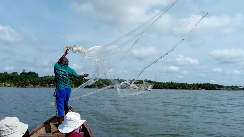 Démonstration du lancé de filet - Possotomé - © Constant Houétchénou