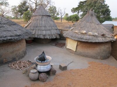 Séchage de céréales sur la terrasse d'un Tata recoltes_koussoukoingou.jpg