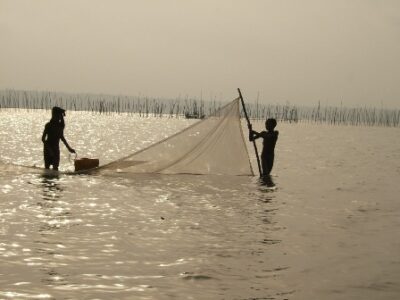 Petit garçons pratiquant la pêche au lac Ahémé peche_au_Lac_Aheme.jpg
