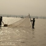 Petit garçons pratiquant la pêche au lac Ahémé peche_au_Lac_Aheme.jpg