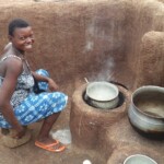 Femme faisant la cuisine sur le foyer économique Wanrou femme_faisant_cuisine_avec_foyer_wanrou_region_de_la_pendjari.jpg