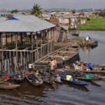 Point d'eau potable dans le village lacustre de Ganvié au_rythme_des_flots_9.jpg