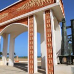 Monument de la porte du Non-Retour sur la plage de Ouidah 008_benin._006_sud._zone_littorale._ouidah._la_route_des_esclaves._porte_du_non-retour._avril_2013.jpg