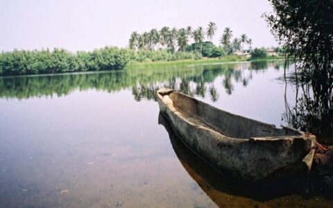 Pirogue sur la lagune de Grand-Popo paysages_et_visages_du_benin_5_4_.jpg