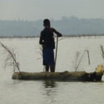 Jeune garçon pratiquant la pêche matinale sur le lac Ahémé p1420107.jpg