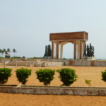 La porte du Non-Retour à Ouidah, patrimoine mondiale de l'UNESCO porte_du_non_retour_ouidah_route des esclaves.jpg