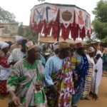 Procession pontif des réligions endogènes vodoun_5.jpg