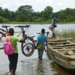 Traversée de la lagune après avoir mis les vélos dans une barque route_des_peches_velo_benin_ouidah_voyages_ecobenin-2.jpg