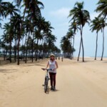 Faites du vélo le long de la côte au milieu des cocotiers