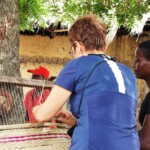 Initiation au tressage de natte dans le village d'Assouvicodji