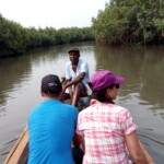 Balade en barque motorisée sur les eaux calmes de fleuve Mono dans la réserve