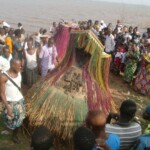 Zangbéto (gardien de nuit) en pleine démonstration à Possotomé