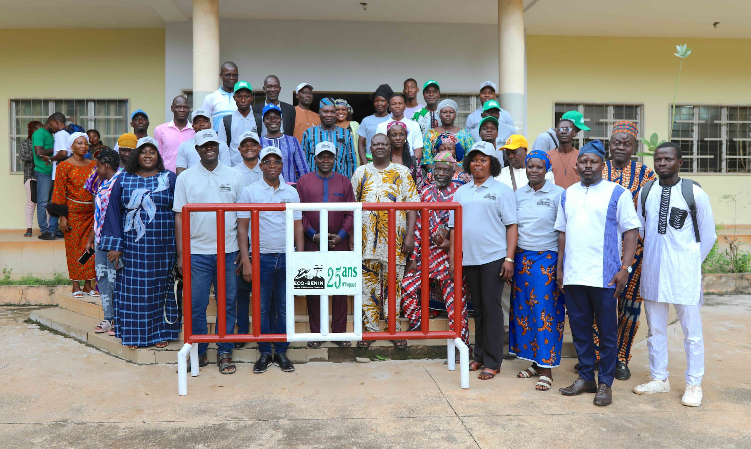 Lire la suite à propos de l’article Eco-Benin offre 10 chicanes à la mairie de Natitingou et renforce son engagement pour la sécurité et le développement durable