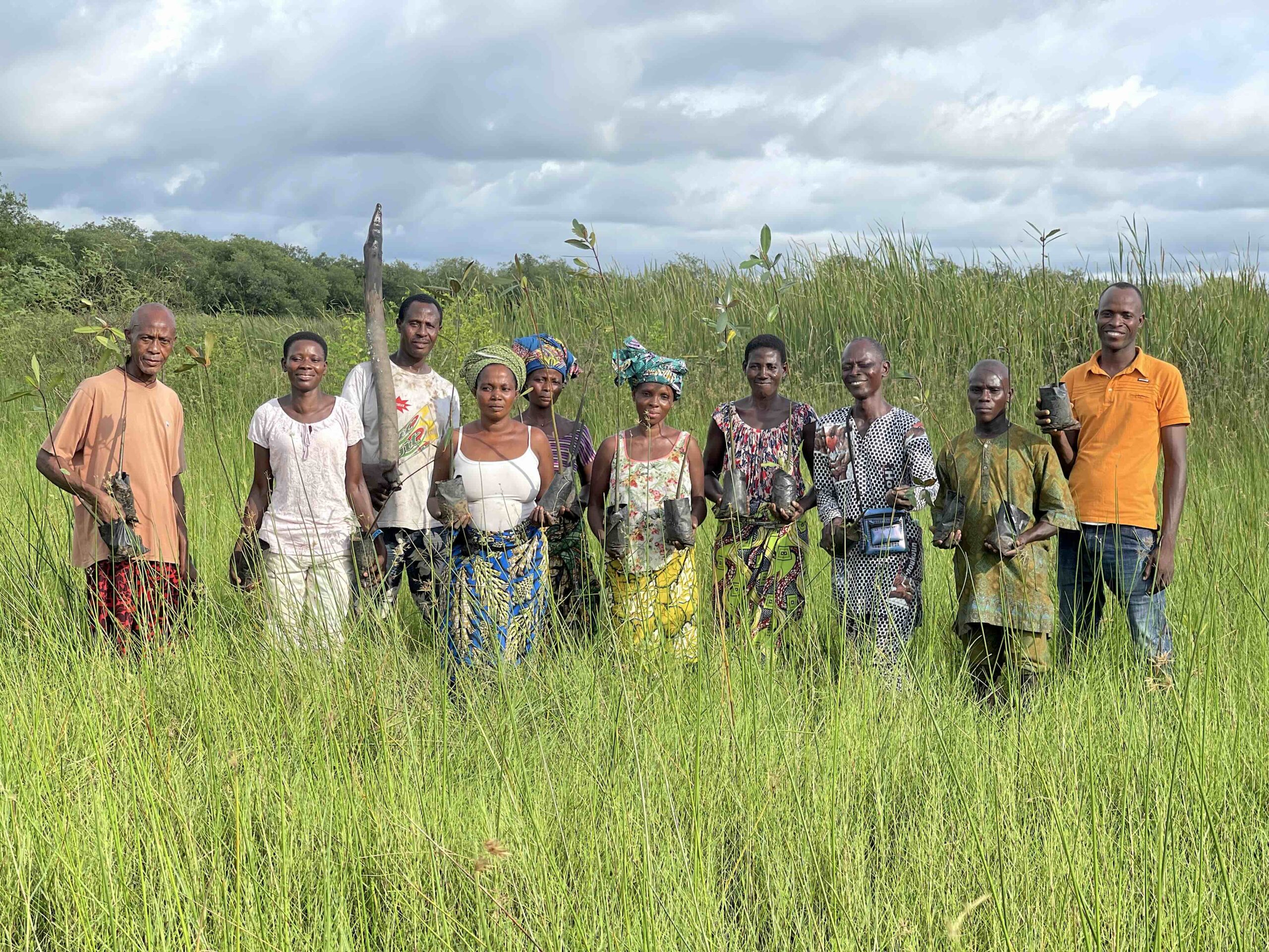 Lire la suite à propos de l’article Voyager autrement : quand les touristes compensent leur empreinte carbone en restaurant les mangroves du Bénin