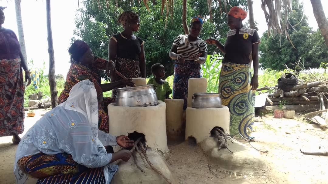 Lire la suite à propos de l’article Atténuation au changement climatique : Le foyer amélioré Wanrou de l’ONG EcoBénin comme une solution